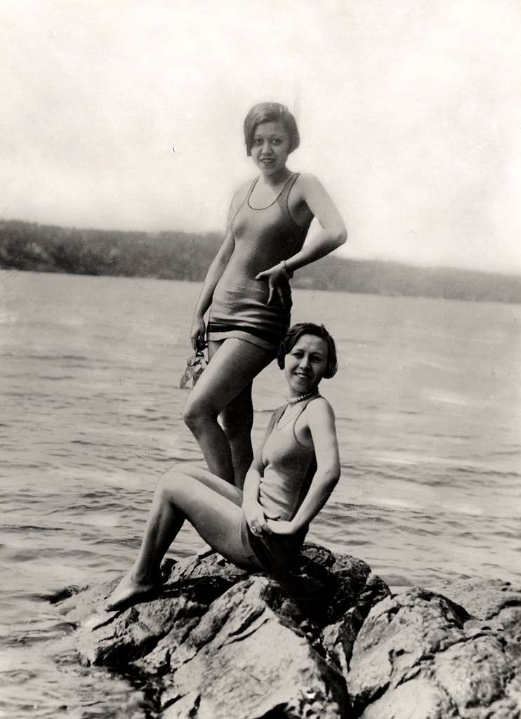 Deux femmes japonaises habillées à l'occidental